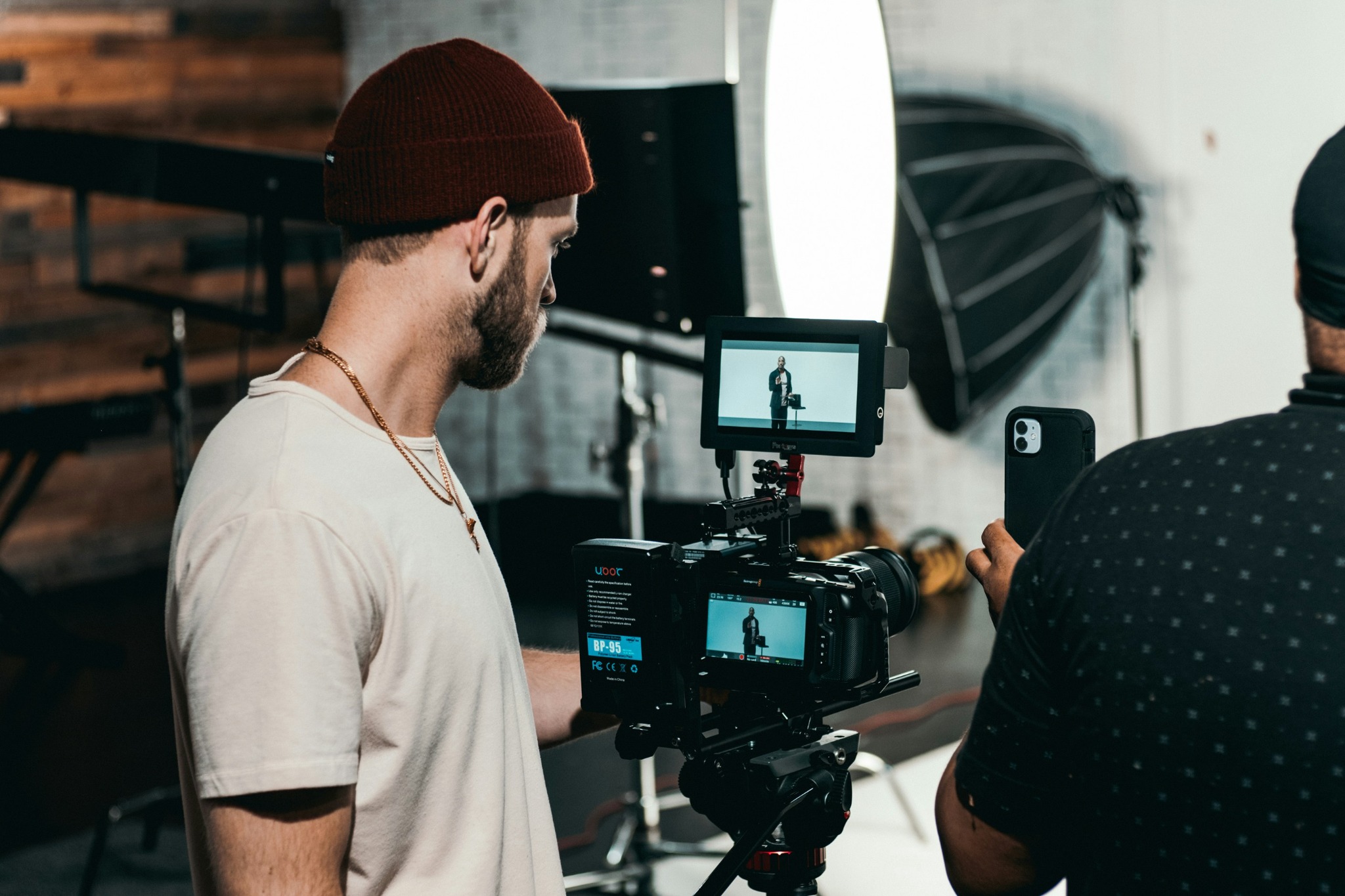 Operator kamery i ekipa filmowa podczas dnia zdjęciowego