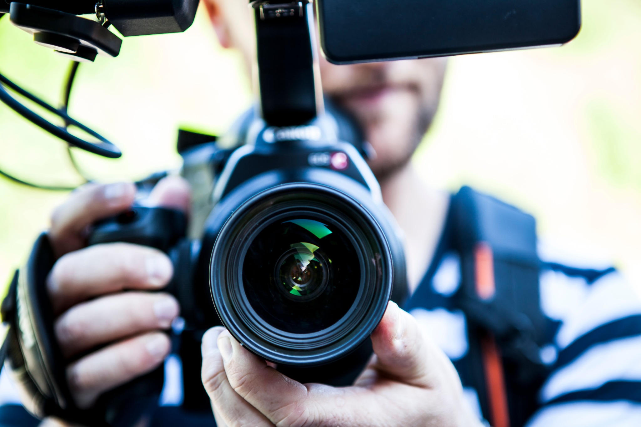 Operator kamery realizujący profesjonalne produkcje wideo